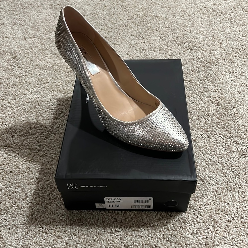 INC studded pump